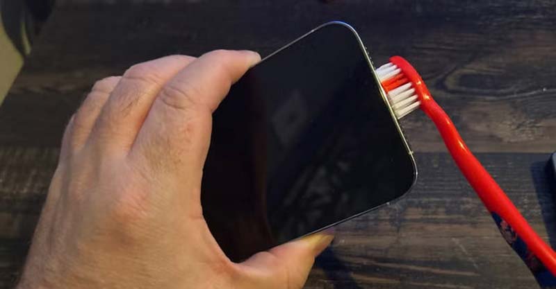 Mikrofonöffnungen reinigen